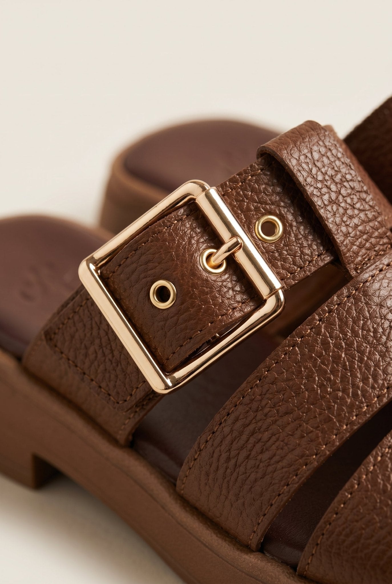 Sandalias con hebilla lateral - Marrón mate